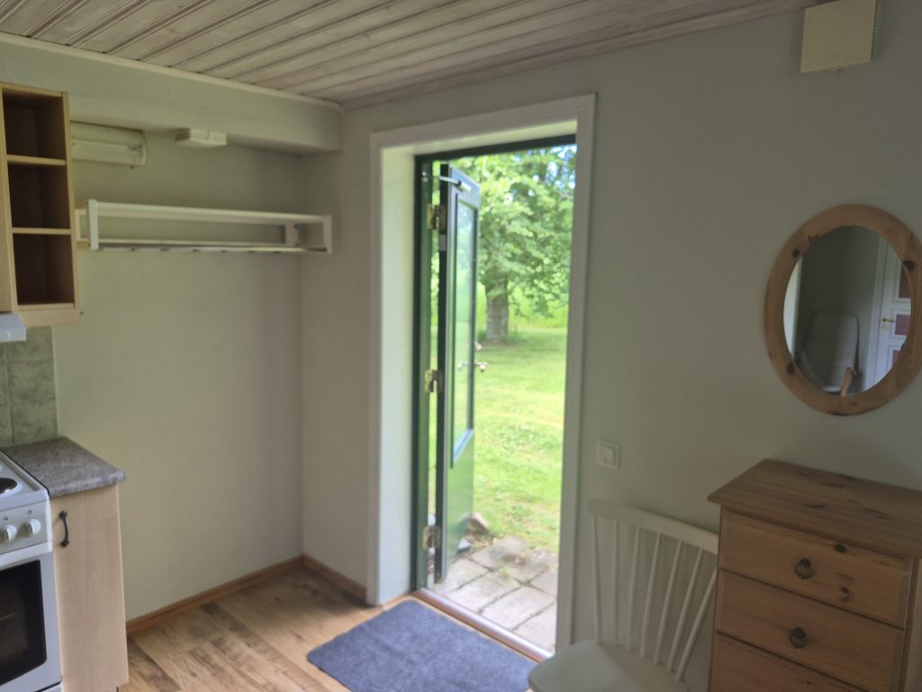 Ut genom dörren mot träd